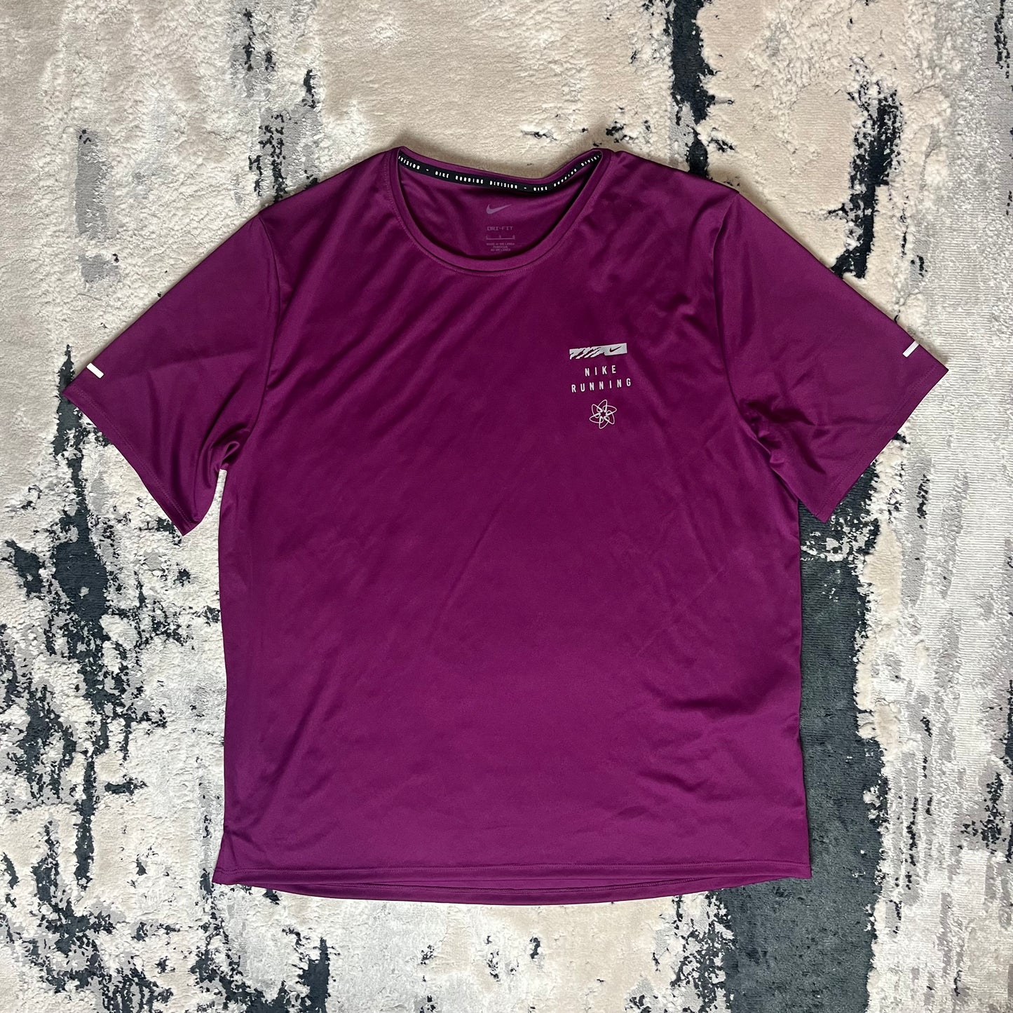 NIKE DRI FIT UV RUN DIVISION MILER - Grape