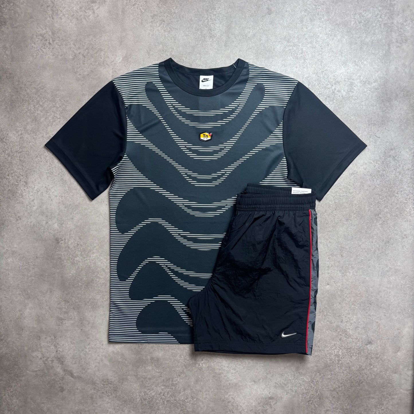 NIKE TN+ SPORTSWEAR SET - BLACK / RED
